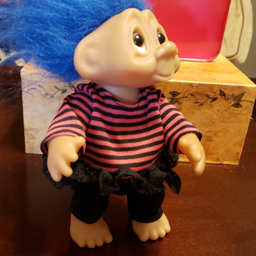 This troll doll can move  So to for Easter - Picture 4 of 12
